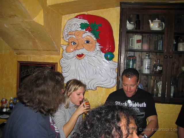 IMG_2440_res.jpg - Santa Claus wacht über den Bierkonsum (oder Apfelschorle?)