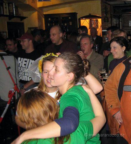 IMG_2103a.jpg - Da hinten rechts hält die Dame gleich 2 Biergläser ;)