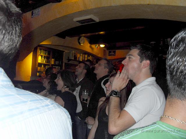 SDC11996.JPG - Die Jungs schauen auf die Sängerin, die Mädels auf den Gitarristen... hier ist die Welt noch in Ordnung ;)