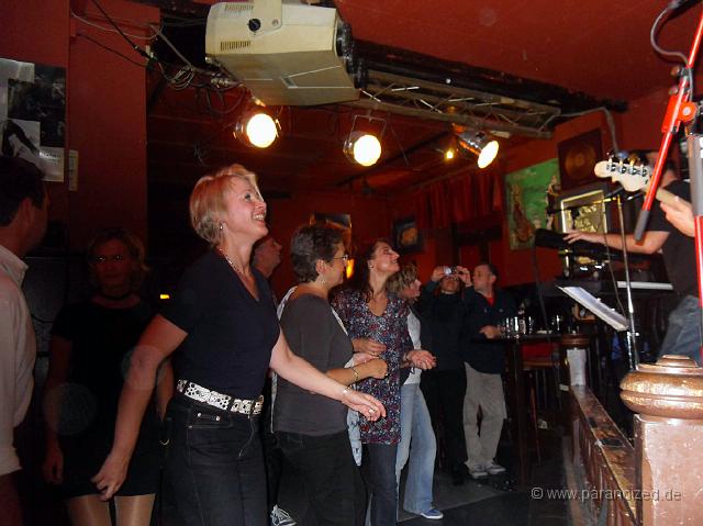 SDC12748.JPG - Der Gitarrist bedankt sich für den körperlichen Einsatz der Damen in der ersten Reihe ;)