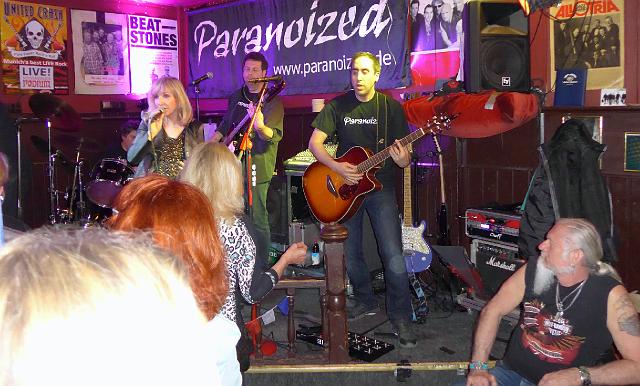 P1000746.JPG - Haare passend zur Gitarre... farblich.