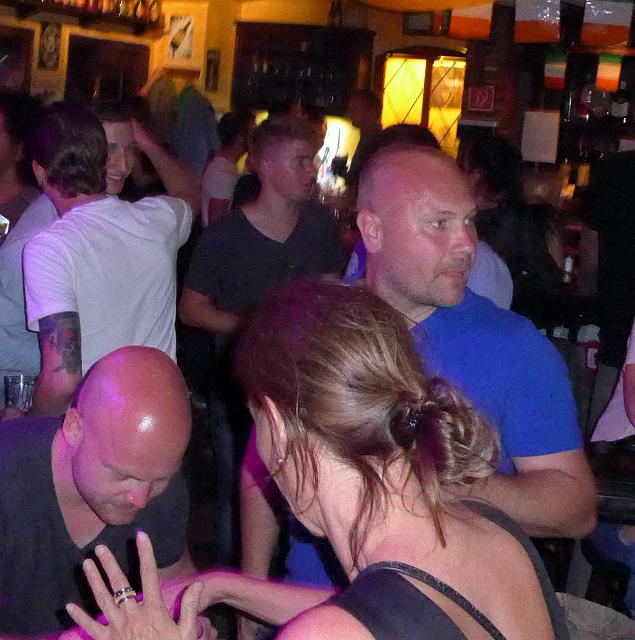 P1010164.jpg - Viele V-Ausschnitte bei den Herren, oder?