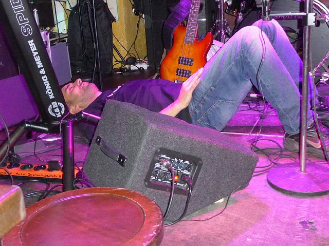 P1010170.jpg - Meditation auf dem Subwoofer