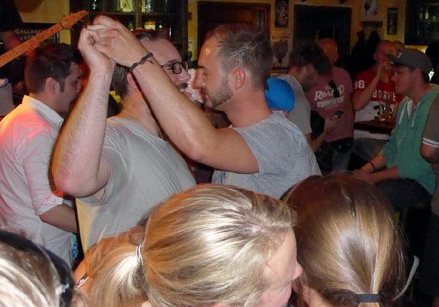 P1010255.JPG - Aufwärmtänzchen`... warten auf Bier