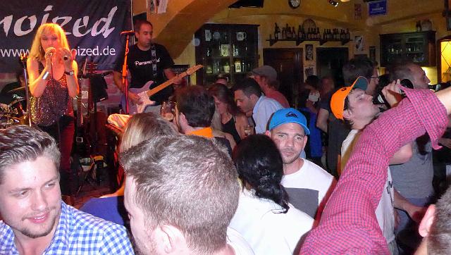 P1010287.JPG - Doch was los... und wie viele Kopfbedeckungen bei der Hitze!!