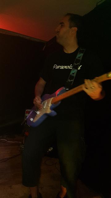 20170730_004328.jpg - Der Typ mit der Gitarre