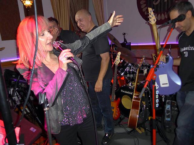 P1030786.JPG - Gitarrenrückseite wird auch vorgestellt ;)