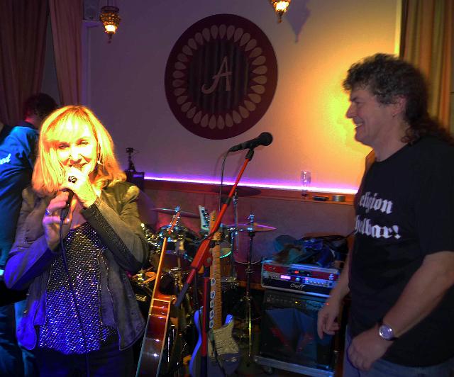 P1030788.JPG - ... und sie hat immer noch das Mikro in der Hand ;)