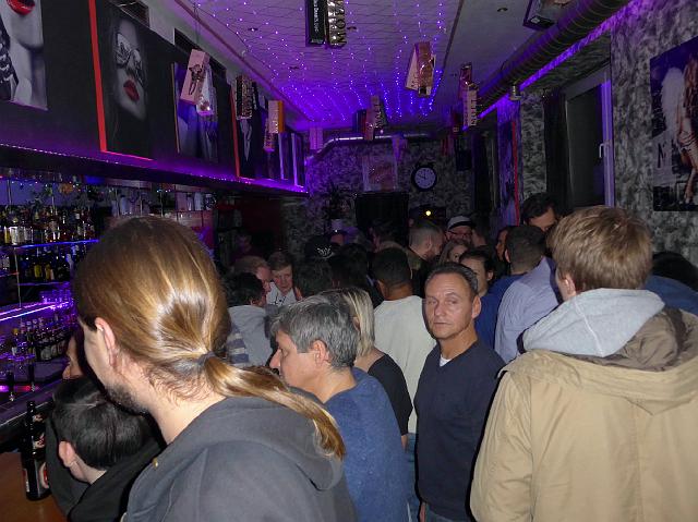 P1030795.JPG - Auch um's Eck stapelten sich die Leute schon