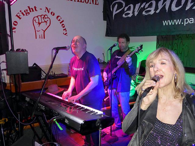 P1030808.JPG - Gefühlvoller Backgroundgesang am Keyboard ;)