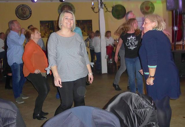 P1040538.JPG - Es wird natürlich wieder getanzt